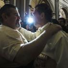 Abrazando a un cofrade.