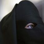 Antonio Banderas, con el capillo puesto se prepara para ejercer como mayordomo en el desfile procesional de María Santísima de Lágrimas y Favores.