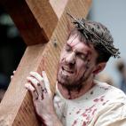 5c8a7b24240000f404a32177