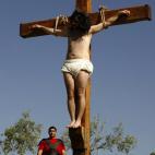 Representación de la crucifixión en Viernes Santo.