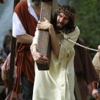 El joven de 27 años Mikel Goikoetxea ha dado vida este año a Jesús de Nazaret en el Vía Crucis viviente de Balmaseda, que representan todos los años los vecinos de esta localidad vizcaína y es uno de los actos de Semana Santa más populare...