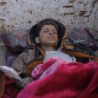 Hareth Najem, un hu&eacute;rfano de origen iraqu&iacute;, descansa en un cami&oacute;n cerca de Baghouz.