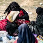 Dorothee Maquere, esposa del yihadista franc&eacute;s Jean-Michel Clain, sentada con sus cuatro hijos en una zona de chequeo, tras la salida de Baghouz.