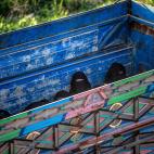 Mujeres y ni&ntilde;as que han escapado del Estado Isl&aacute;mico, en un cami&oacute;n, en un lugar de la provincia de Deir Ezzor.
