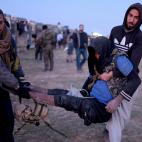 Un hombre herido, sospechoso de pertenecer al ISIS, trasladado tras ser interceptado a la salida de Baghouz.