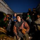 Un hombre que podr&iacute;a formar parte del ISIS conversa, en franc&eacute;s, con los reporteros de AFP.