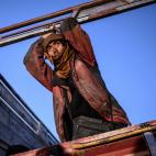 Un sospechoso de pertenecer al ISIS aguarda en un cami&oacute;n a que le pasen revista las Fuerzas de Siria Democr&aacute;tica.