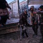 Las milicias kurdas reparten a las personas escapadas de Baghouz, para ver qui&eacute;nes son civiles y qui&eacute;nes milicianos del Estado Isl&aacute;mico.