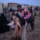 Un hombre herido, supuesto miembro del ISIS, trasladado en la zona de atenci&oacute;n levantada por los kurdos.