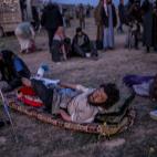 Otro herido, supuesto miembro del ISIS, atendido en los alrededores de Baghouz.