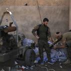 Un miliciano kurdo se lava las manos en las inmediaciones de Baghouz.