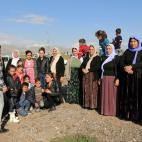 Supervivientes yazid&iacute;es posan en Duhok, tras reunir a todos los miembros que quedan vivos de la misma familia.