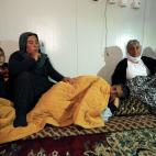 Una familia yazid&iacute; cuida de un menor, rescatado de manos del ISIS, en su nueva casa temporal de Duhok, Irak.