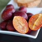 Después de naranjas, limones. Este cítrico híbrido nació en Australia, donde lo apodaron "lima de sangre." Nació de una mezcla entre microcitrus australasica (la "lima dedo") y ellendale mandarin (un híbrido también, de mandarina y naranj...