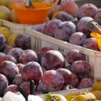 "Pluot" ... un nombre compuesto derivado del inglés (plant+apricot), que designa al cruce entre una ciruela y un albaricoque. Es el nombre comercial de la fruta desarrollada por el experto en genética Floyd Zaiger a finales del siglo XX. Por f...