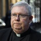 En esta foto del 27 de marzo de 2012, el Monseñor William Lynn sale de Criminal Justice Center, en Philadelphia. Lynn contribuyó a que su arquidiócesis mantuviera a los abusadores en el ministerio y que el público no se enterase, diciendo a ...