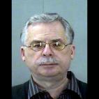 Esta foto del 18 de noviembre de 2010 proporcionada por el Departamento del Sheriff del Condado de Dallas muestra a John Fiala, un exsacerdote católico acusado de abusar sexualmente de un adolescente en 2008, en su parroquia rural de Texas. Fia...