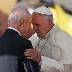 Shimon Peres da la bienvenida al papa Francisco en el aeropuerto de Ben Gurion.