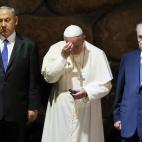 Francisco, entre Shimon Peres y Benjamin Netanyahu en la Sala del Recuerdo del Museo Yad Vashem, en Jerusalén.