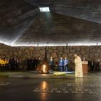 Ofrenda floral del pontífice durante la visita al Museo Yad Vashem, donde el papa ha afirmado que se avergüenza ante "la monstruosidad" del Holocausto.