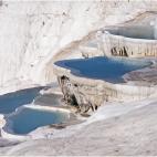 Pamukkale, que significa “Castillo de Algodón”, es uno de los grandes secretos (a voces) que esconde el sudoeste turco. En lo alto de este castillo estuvo un día la antigua ciudad de Hierápolis, que creció gracias a las aguas termales, a...