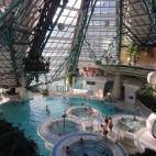 Caldea es, sin lugar a dudas, uno de los rincones más famosos de todo Andorra. Es prácticamente una tradición: esquiar durante el día y, con la puesta de sol, bajar el valle hasta Andorra la Vella y relajarse en Caldea. O bien no esquiar y p...