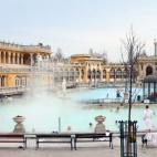 Aquel que vaya a Budapest no puede dejar de pasar un par de horas, mínimo, en algunas de sus famosas aguas termales. Junto a los baños Géllert, los Széchenyi son los más famosos. Igual que los Géllert, tienen baños interiores y exteriores...