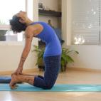 Como Ustrasana (camello) o Setu Bandha Sarvangasana (postura del puente o arco).