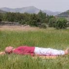 Una de las posturas más difíciles del yoga, Savasana o postura de relajación o del cadáver, integra los beneficios de las posturas anteriores y lleva calma a nuestra mente.