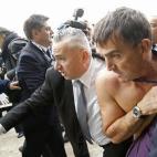 El director de RRHH, Xavier Broseta, huye sin camisa.