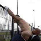 El director de RRHH, Xavier Broseta, huye sin camisa.