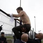 El director de RRHH, Xavier Broseta, huye sin camisa.