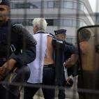 El director de RRHH, Xavier Broseta, huye sin camisa. y el director de la compañía en Orly, Pierre Plissonnier, tras ser agredidos.