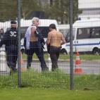 El director de RRHH, Xavier Broseta, huye sin camisa. y el director de la compañía en Orly, Pierre Plissonnier, tras ser agredidos.