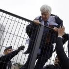 El director de la compañía en Orly, Pierre Plissonnier, huye tras ser agredido.