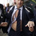 El director de la compañía en Orly, Pierre Plissonnier, huye tras ser agredido.