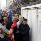 El director de la compañía en Orly, Pierre Plissonnier, huye tras ser agredido.