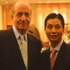 El rey, el exministro Moratinos, Samaranch... El cabecilla de la trama china investigada en la Operación Emperador, Gao Ping, se fotografió con numerosas personalidades de la política española antes de ser detenido por blanquear cientos de m...