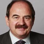 Xavier Crespo, exalcalde de Lloret de Mar, de CiU, reconoció que Andrei Petrov, un capo mafioso detenido en enero de 2013, le pagó un viaje a Rusia cuando aún era regidor de la localidad catalana. Se excusó asegurando que Petrov era represen...