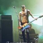 El bajista de Placebo, Stefan Olsdal, abiertamente gay, apareció en el concierto que la banda dio en Rabat (Marruecos) con una guitarra arcoíris y con el número 489 tachado en el pecho, rechazando el artículo que castiga la homosexualidad en...