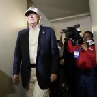 A su arribo a la conferencia de prensa.