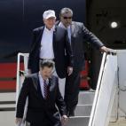 Desciende de su avión privado en Laredo, Texas.