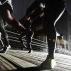 Si crees que hacer ejercicio hasta reventar por la noche compensará las horas que has pasado sentado por la mañana, la experta en salud y fitness Gillian Mandich te asegura que no. "Sí, el ejercicio es muy importante, pero también lo es el r...