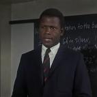 QUIÉN: Sidney Poitier como Mark Thackeray ¿DÓNDE LO HEMOS VISTO? Mark Thackeray es el profesor negro en una clase con mayoría de alumnos blancos en Rebelión en las aulas FRASE MEMORABLE: "La dureza es la cualidad de la mente, como el valo...