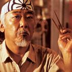 QUIÉN: Pat Morita como Maestro Miyagi ¿DÓNDE LO HEMOS VISTO? El profesor de kárate de Karate Kid FRASE MEMORABLE: "No hay estudiante malo. Sólo profesor malo. Profesor dice, estudiante hace".