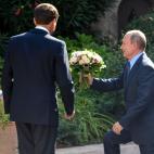Regalando flores a Brigitte Macron