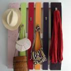 Recógelo de la obra, límpialo y píntalo. Ya tienes un perchero