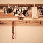 Cuelga tus fotos sobre un trozo de palé. Te puedes ayudar de unas pinzas, pegadas sobre la madera