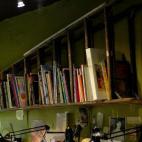 Una vieja escalera puede servirte como estantería