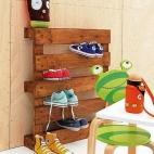 Inclina un palé, barnízalo y coloca tus zapatillas...